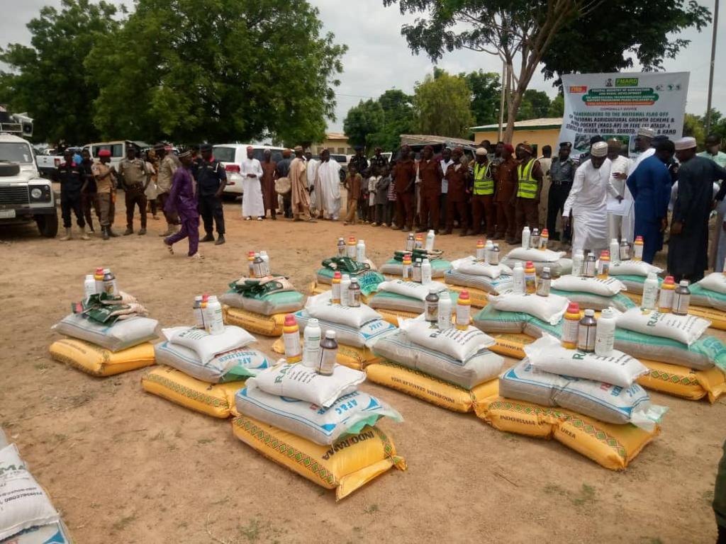 FG distributes subsidize farm inputs to farmers in Kano