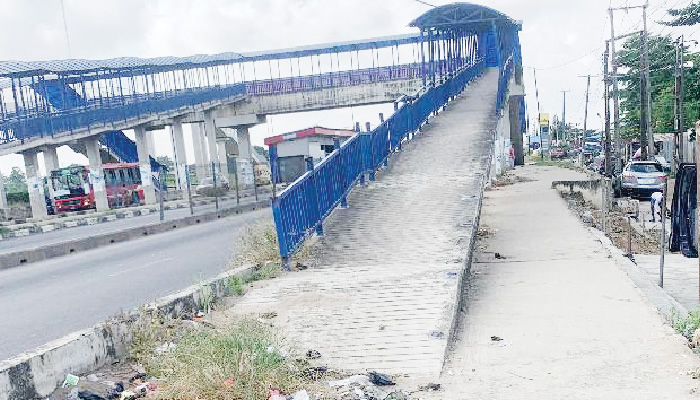 Pedestrians Bemoan Robberies, Miscreants’ Presence On Lagos Bridges