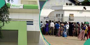 UPDATED: Aggrieved Customers Besiege Heritage Bank In Calabar