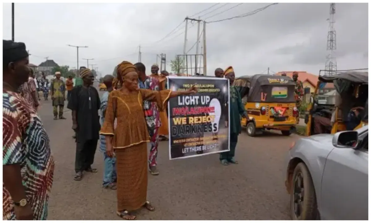 Protesters Shut Down IBEDC Office In Ibadan Over Years Of Electricity Disconnection