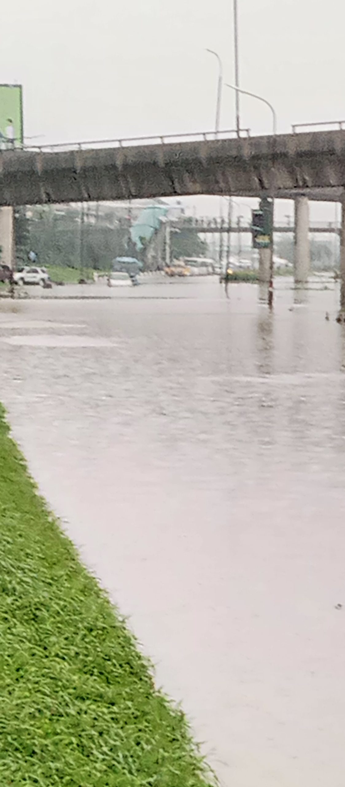 Breaking: Downpour Causes Flood On Lagos Roads