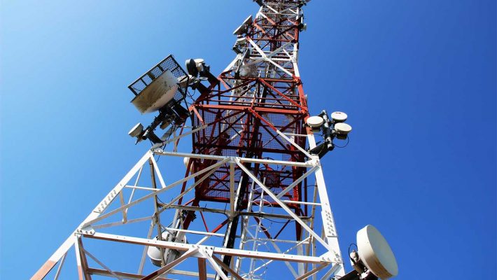 Drama As Man Climbs Abuja Mast, Demands Govt’s Action On National Issues