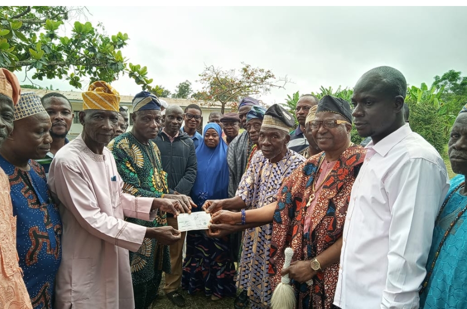 Ayetoro-Oke Community Presents N2 Million Cheque For FUNATO Development